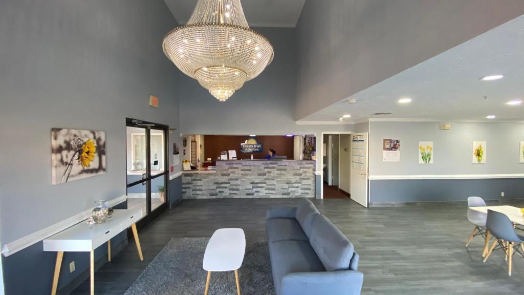 Days Inn & Suites by Wyndham Winnie photo