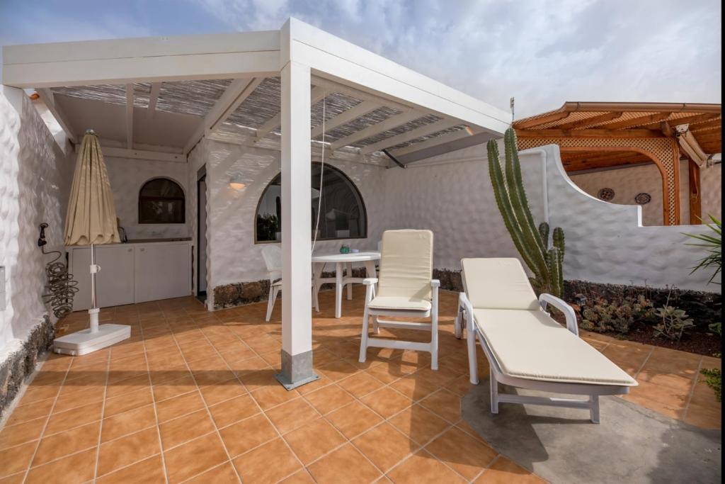 in front of the pool, large terrace, elegant & confortable, Wi-Fi - 3
