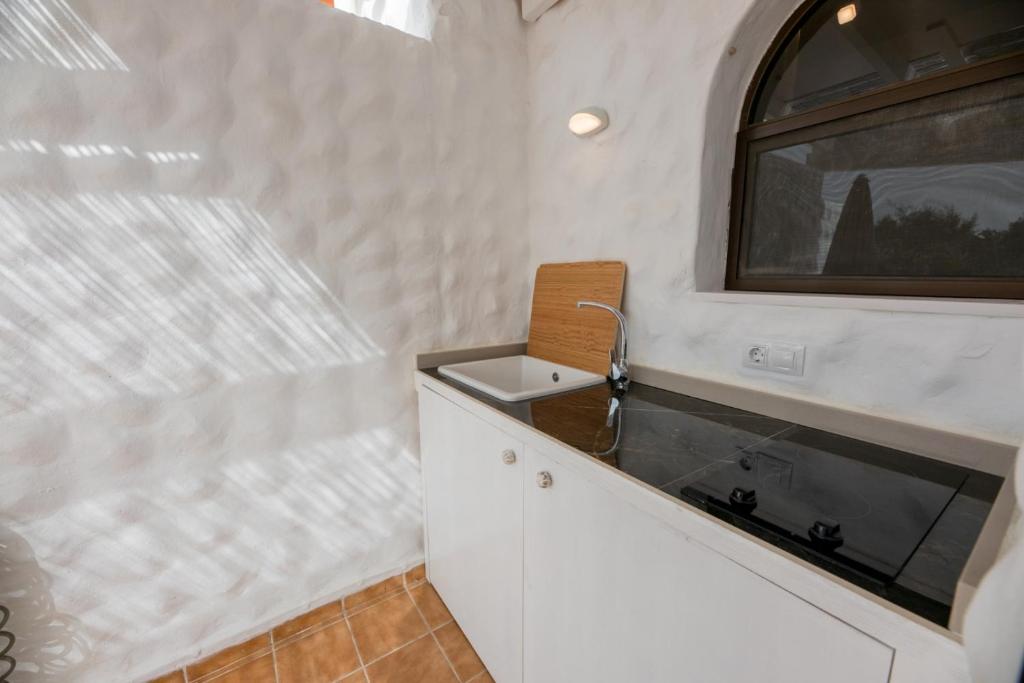 in front of the pool, large terrace, elegant & confortable, Wi-Fi - 4