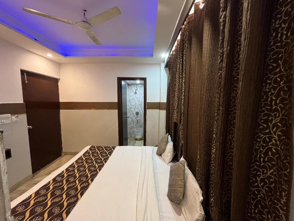 Hotel Taj Galaxy photo