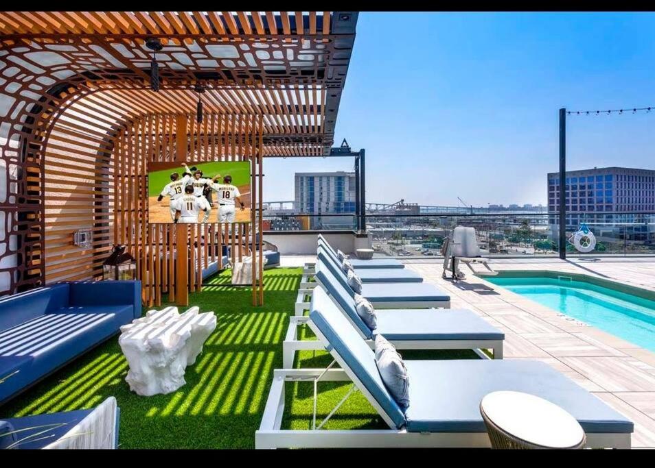 Lux Apt with Rooftop pool by Petco Park and Convention center 41, San Diego