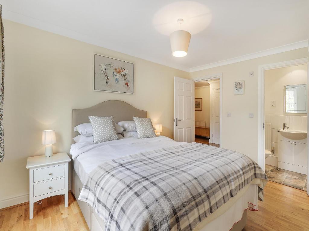 Pass the Keys Perfectly located spacious flat