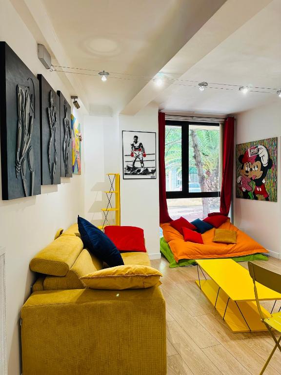 POP appART Appartement Artiste configuré en Galerie dArt à 200 m du centre ville avec Climatisation et Parking privé et securisé gratuit dans copropriété, Avignon