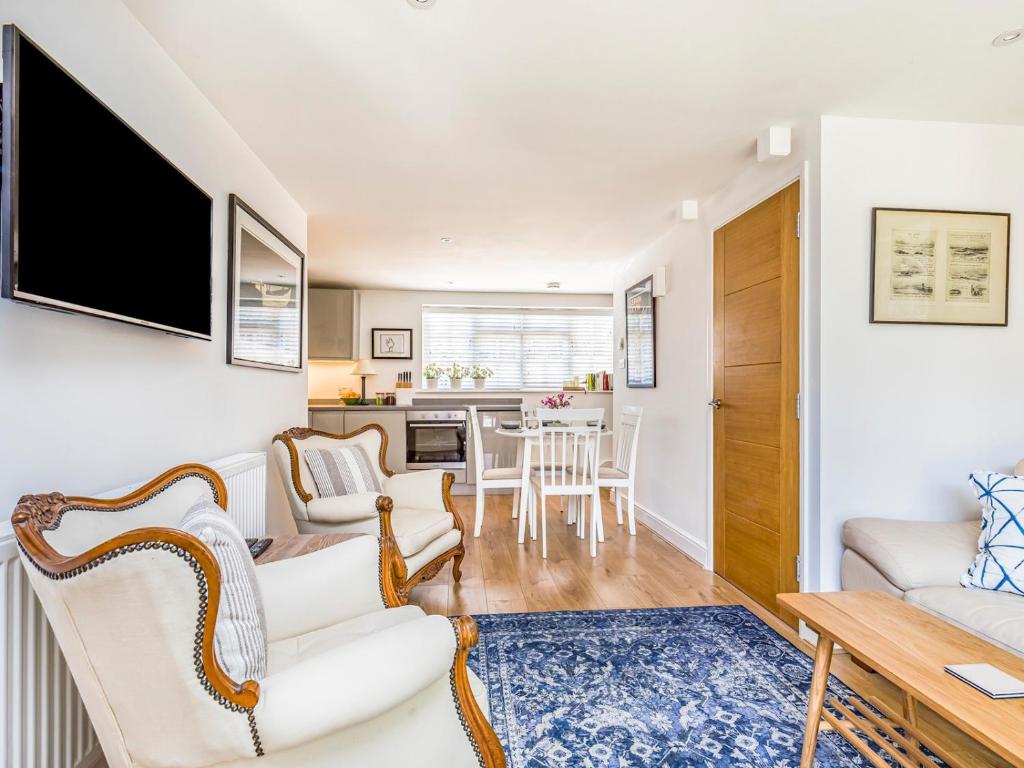 Pass the Keys Charming Cottage with Garden, Chichester