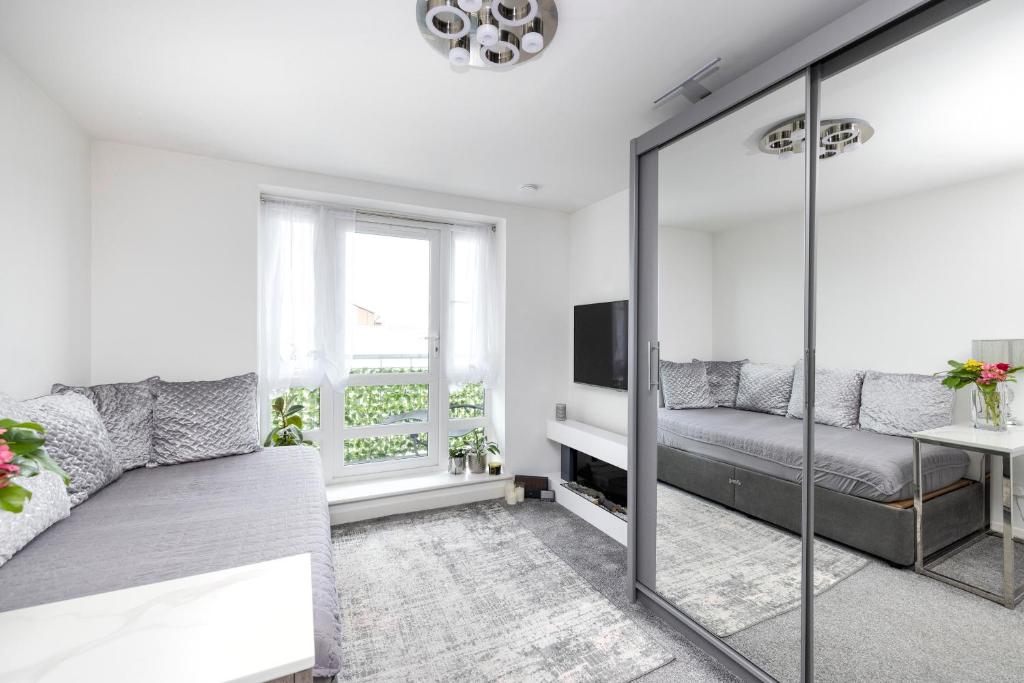 JOIVY Elegant Flat with Balcony, Edinburgh