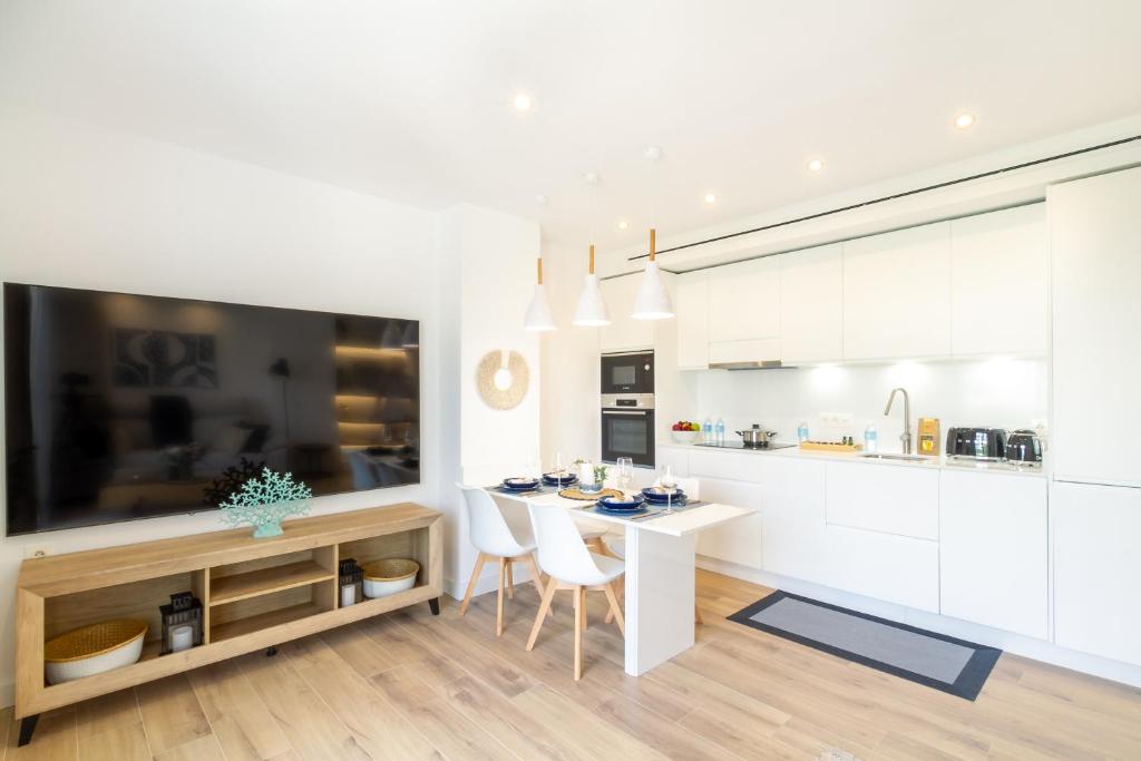 MARBELLA BANUS SUITES - Puerto Banús, Playas del Duque Beachside Residential, 2BD -2BA, Direct Beach & P Banús Access, 35,000 m2 Gardens, 3 Pools - 3