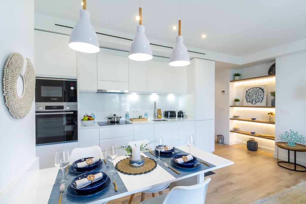 MARBELLA BANUS SUITES - Puerto Banús, Playas del Duque Beachside Residential, 2BD -2BA, Direct Beach & P Banús Access, 35,000 m2 Gardens, 3 Pools - 2