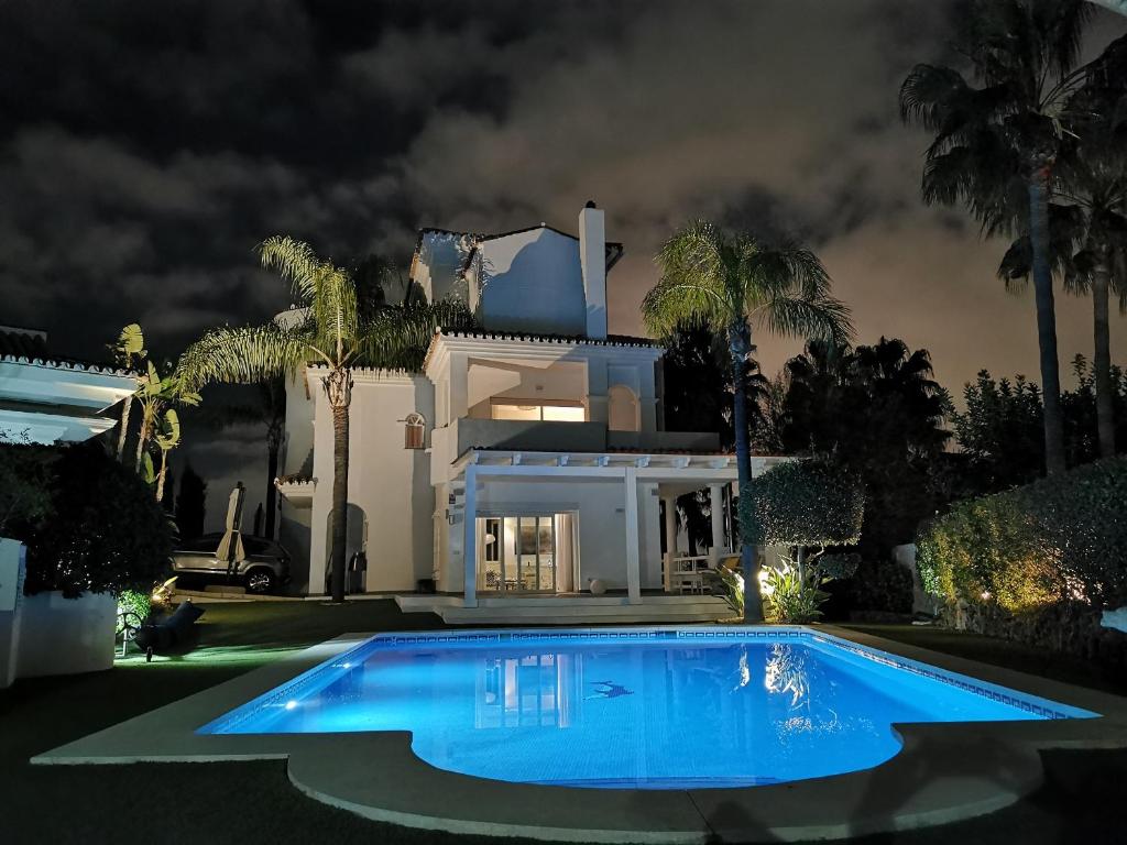 Stunning and luxury Villa in Marbella-Atalaya - 250m to GC Atalaya, 2x 18 holes and very close to the beach of San Pedro de Alcántara and Puerto Banus or Puente Romano - 1