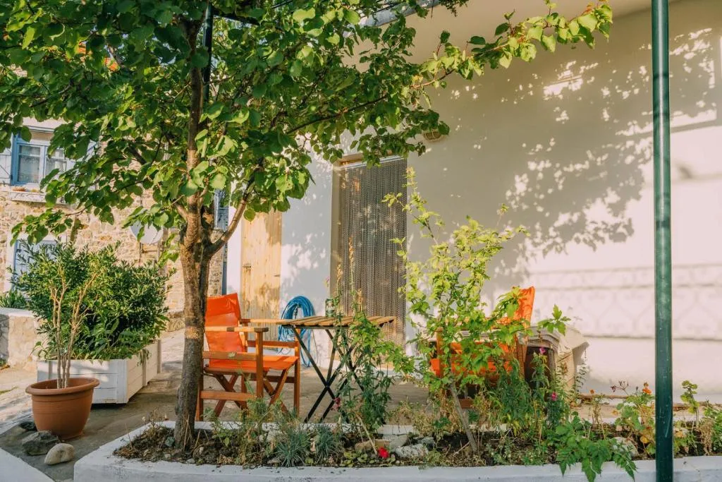 The apricot tree studio, hotel in Samothráki