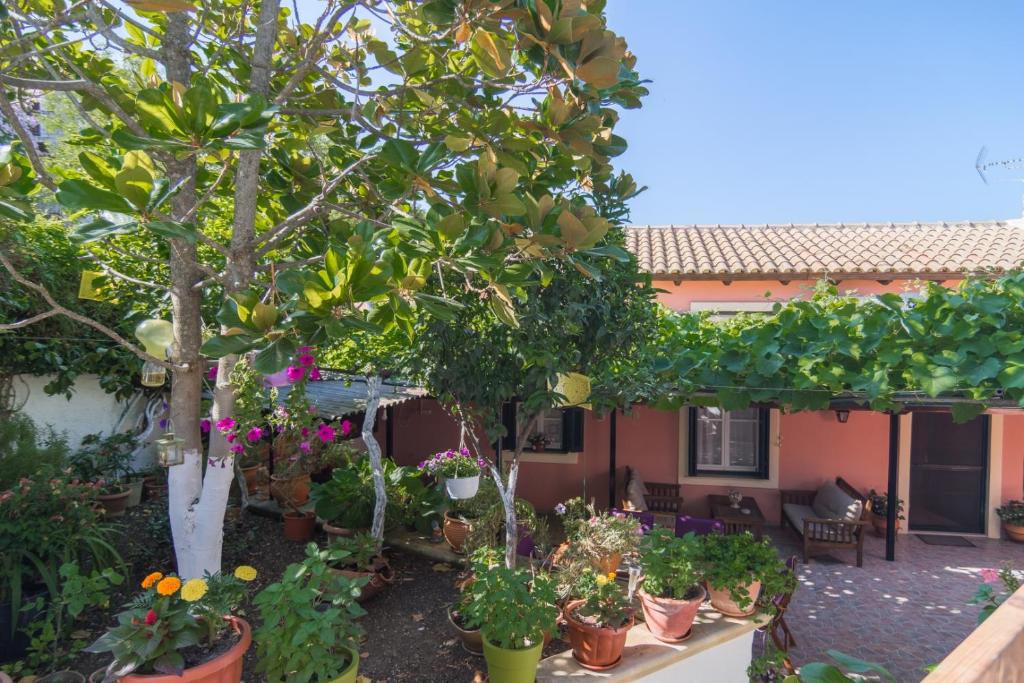 Tzeris House, Doukádes