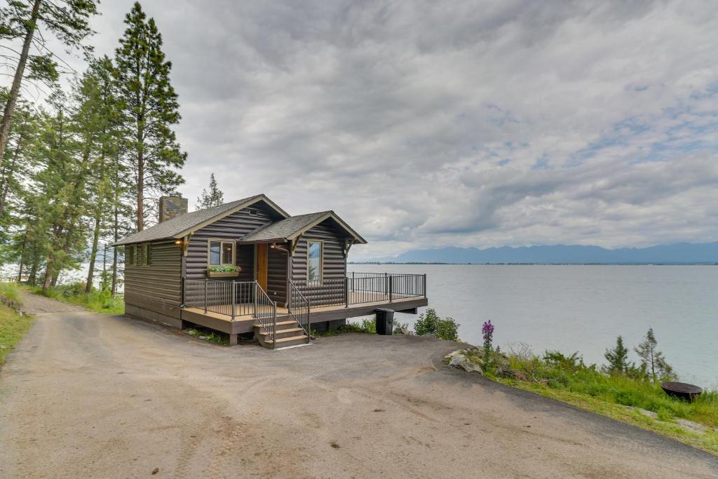 Cozy Flathead Lake Cabin with Picturesque View Apartment in Somers (Montana, United States)