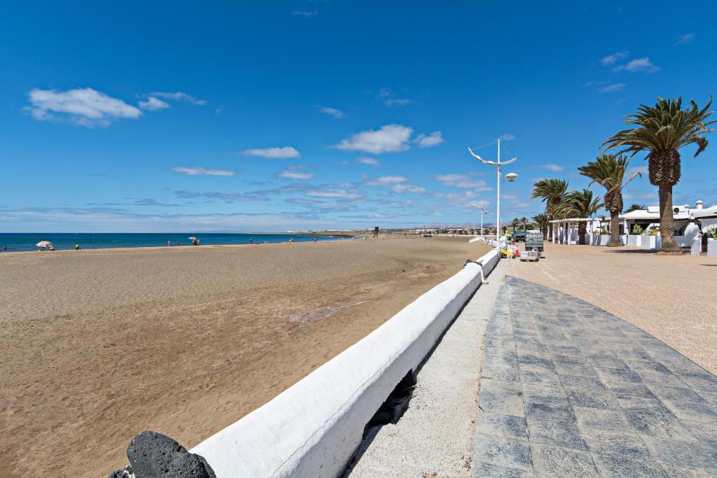 2BR Terrace Home - 10 min walk to the Beach - 1