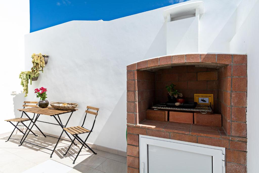 2BR Terrace Home - 10 min walk to the Beach - 4