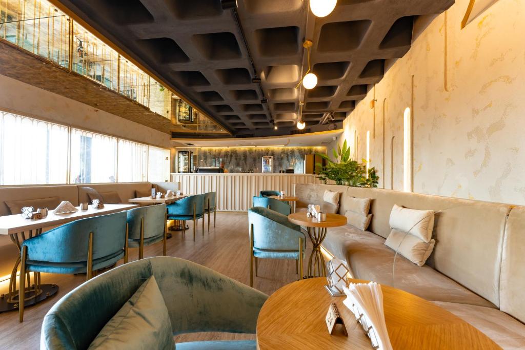 bar/salon