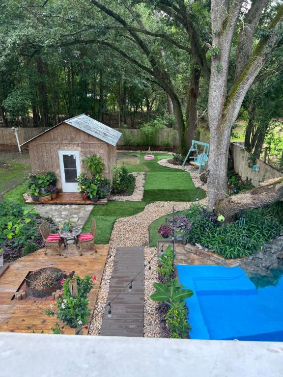 Pet friendly private loft apartment with pool