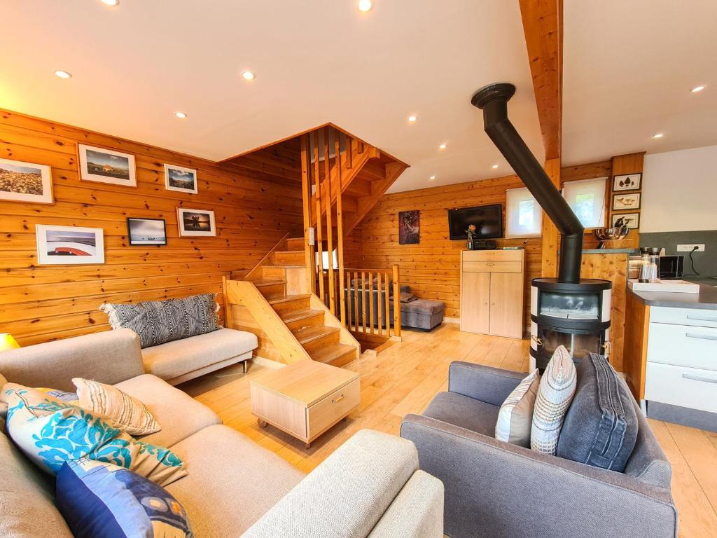 Chalet lumineux avec poêle à bois et WIFI gratuit - 6 à 8 personnes - Garage - 5