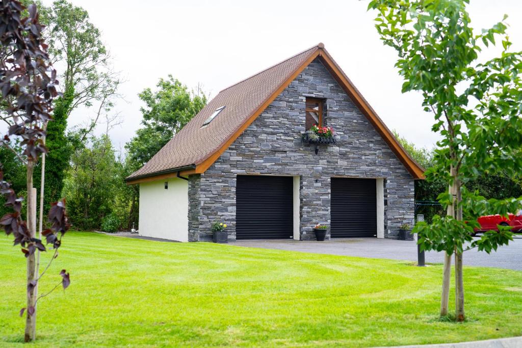 Cherry Tree Apartment, Artikelly