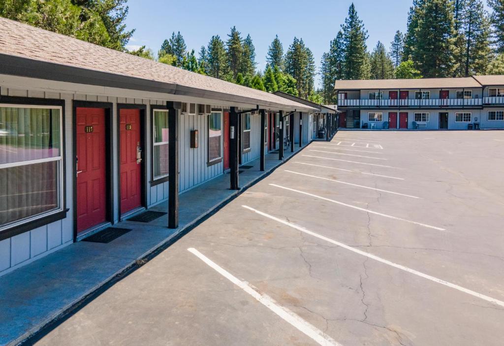 Charm Motel & Suites photo