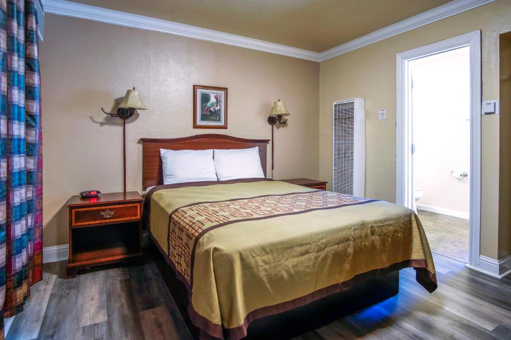 Charm Motel & Suites photo