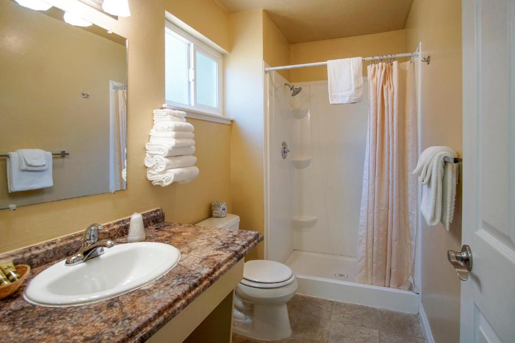Charm Motel & Suites photo