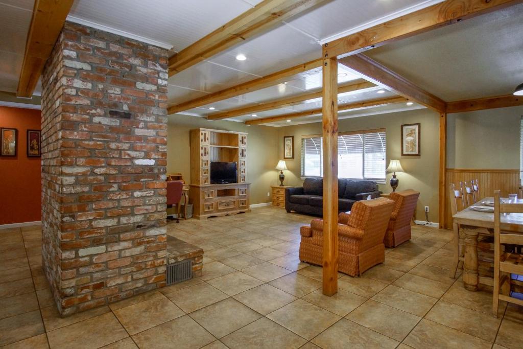 Charm Motel &amp; Suites — Hotel in Burney (CA)