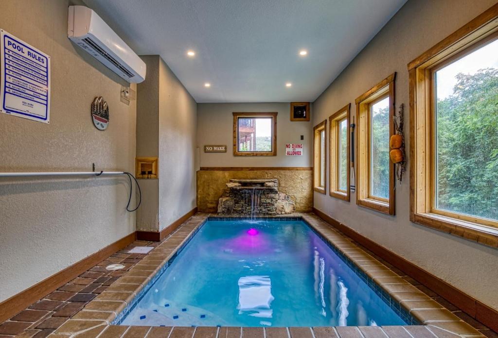ERN841 - SWEET FEET RETREAT - LOCATION, LOCATION, AND PRIVATE INDOOR POOL! cabin, Pigeon Forge