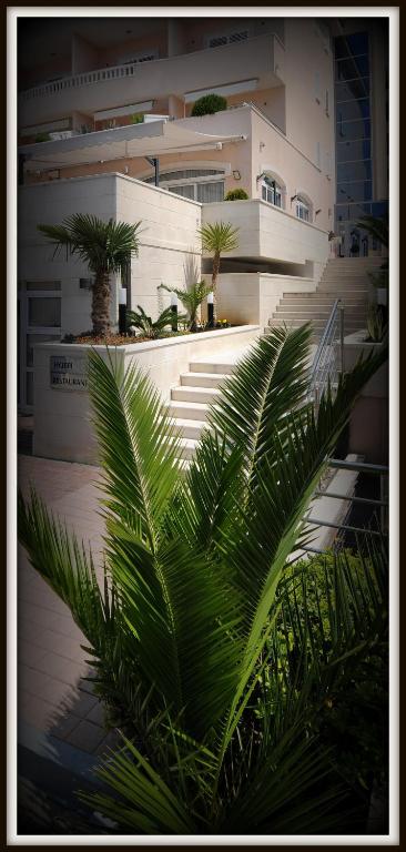 Hotel Rosina — Hotel building in Makarska, Split-Dalmatia