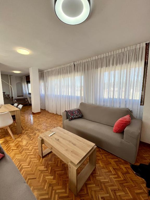 AtuaireHome Luminoso dúplex en reyes católicos con parking incluido - 3