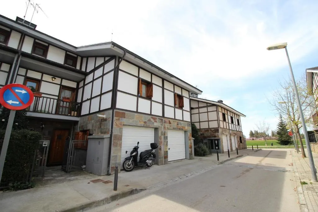 Chalet junto a la Ciudadela de Jaca, hotel in Jaca