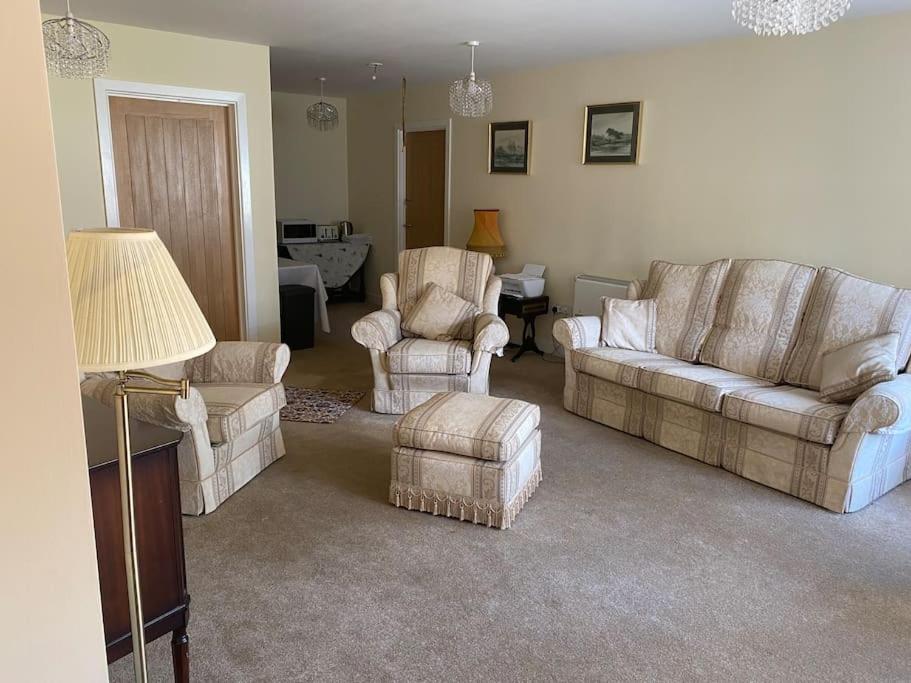 Comfortable annexe with own access and parking