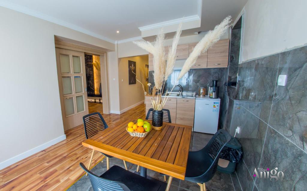Luxury Apartment Black and Gold - 3