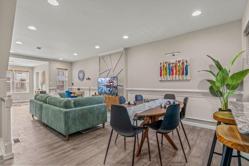 Uptown Gem! 2Luxe King Suites - Deck - Parking