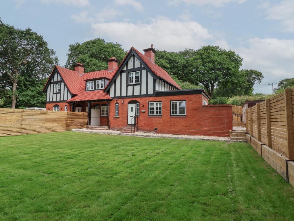 2 Golf Links Cottages, Northwich