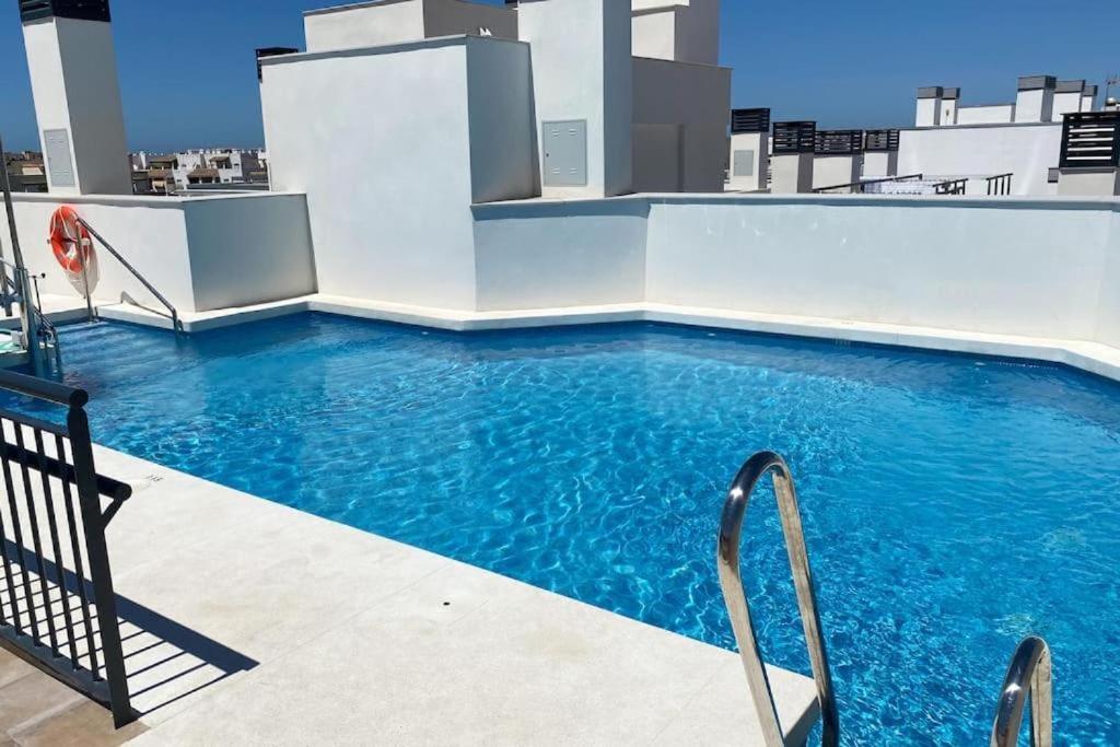 Nautilus 3 - Elegante Apartamento para 6 con Piscina, Wifi y AC en Rota, Rota