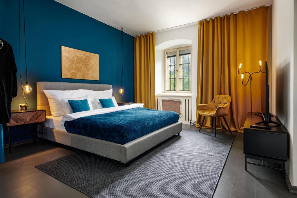 ห้องเตียงใหญ่พร้อมวิวสวนหย่อม