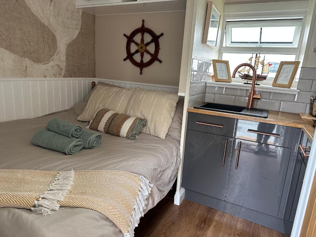 White Mermaid Cottage, Newborough photo 2