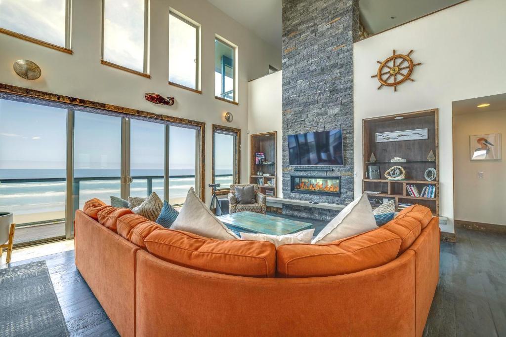 Oceanfront Home with Hot Tub, Sauna, 8 Mi to Newport, South Beach