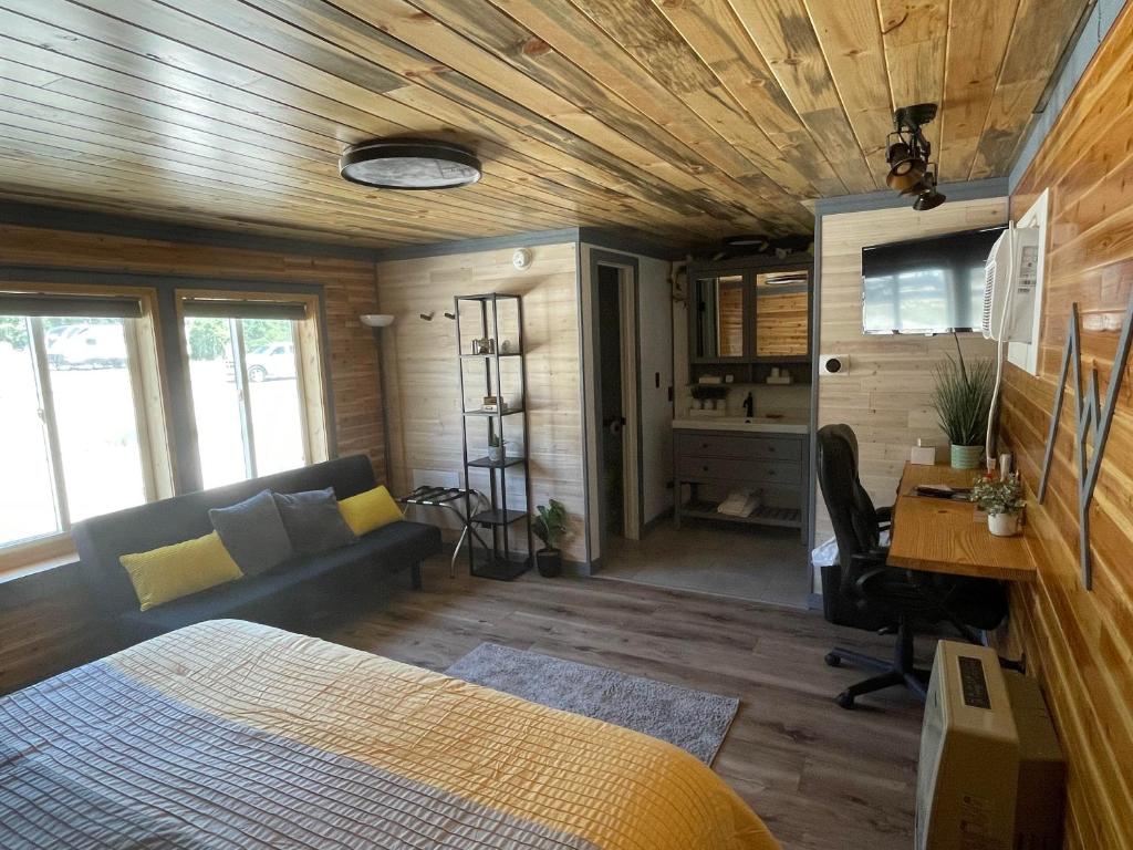 The Whispering Elms Motel photo