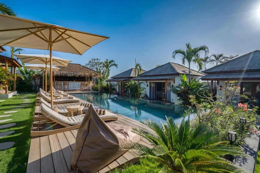 EHOA BALI Nyanyi Boutique Hotel - In front of entrance to NUANU，位于海神庙的酒店