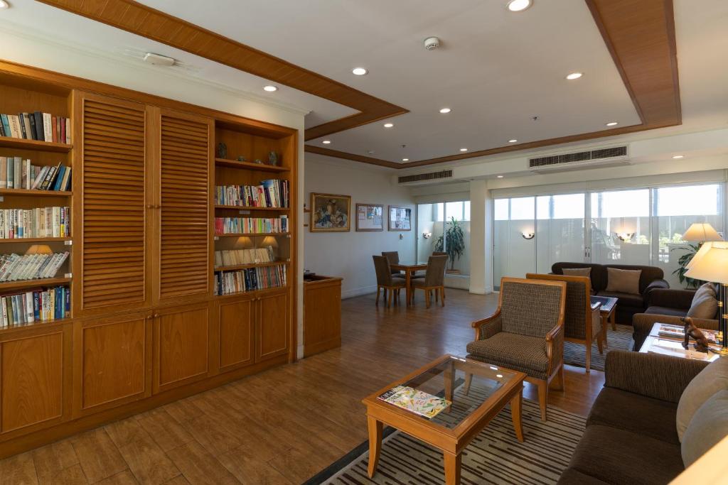 Shared lounge/TV area