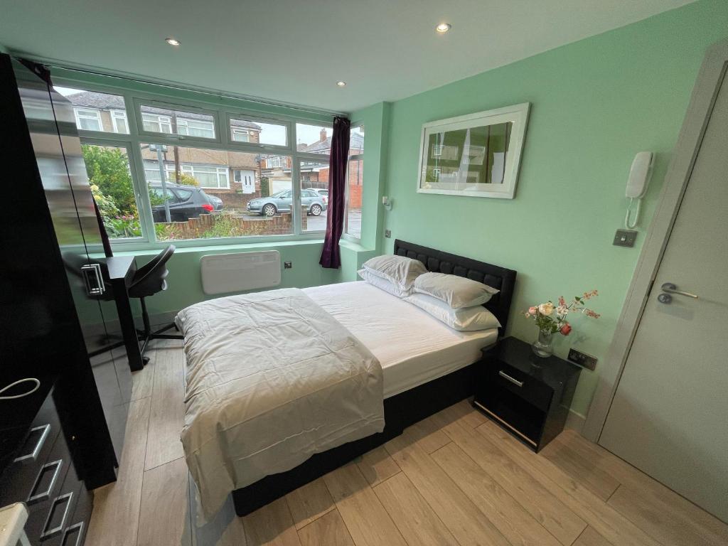 Letzi Ensuite, 15 Min to Heathrow, Fast WiFi, Hayes
