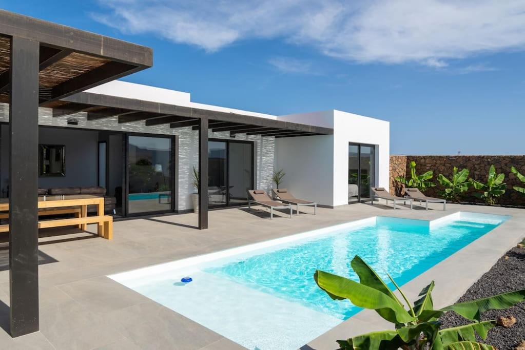 Villa Beta heated pool by FuerteventuraVillas - 1