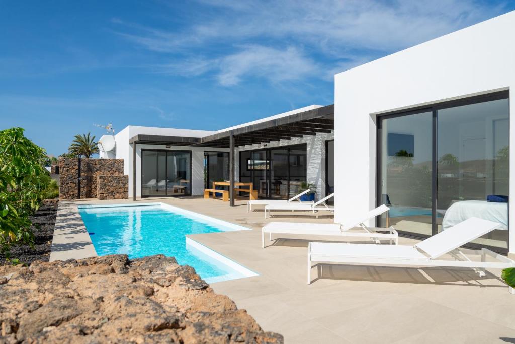 Villa Gamma, heted pool by FuerteventuraVillas - 2
