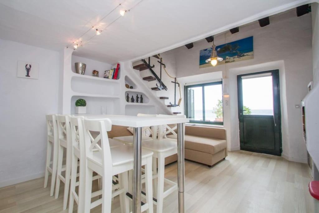 Fisherman's house, 1st line of sea - 4