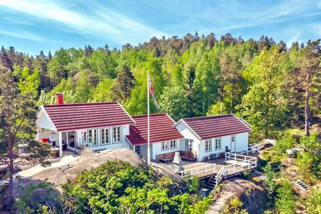 Fantastic sea cabin on an island by Lyngør with sauna and motor boat