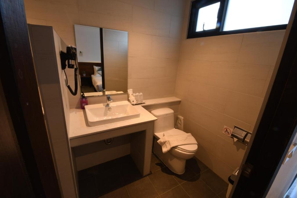 The Eight Ratvithi House - SHA Certified photo