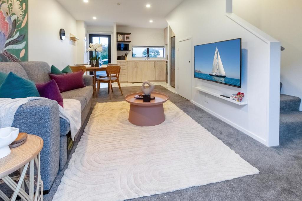 Modern Comforts 2 bed 2 bath Inner City