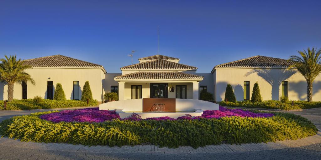 Las Colinas Golf & Country Club Residences - 1