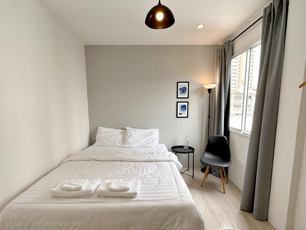 Na Ekkamai - Private Room No 4 - Queen Bed - 3rd Fl