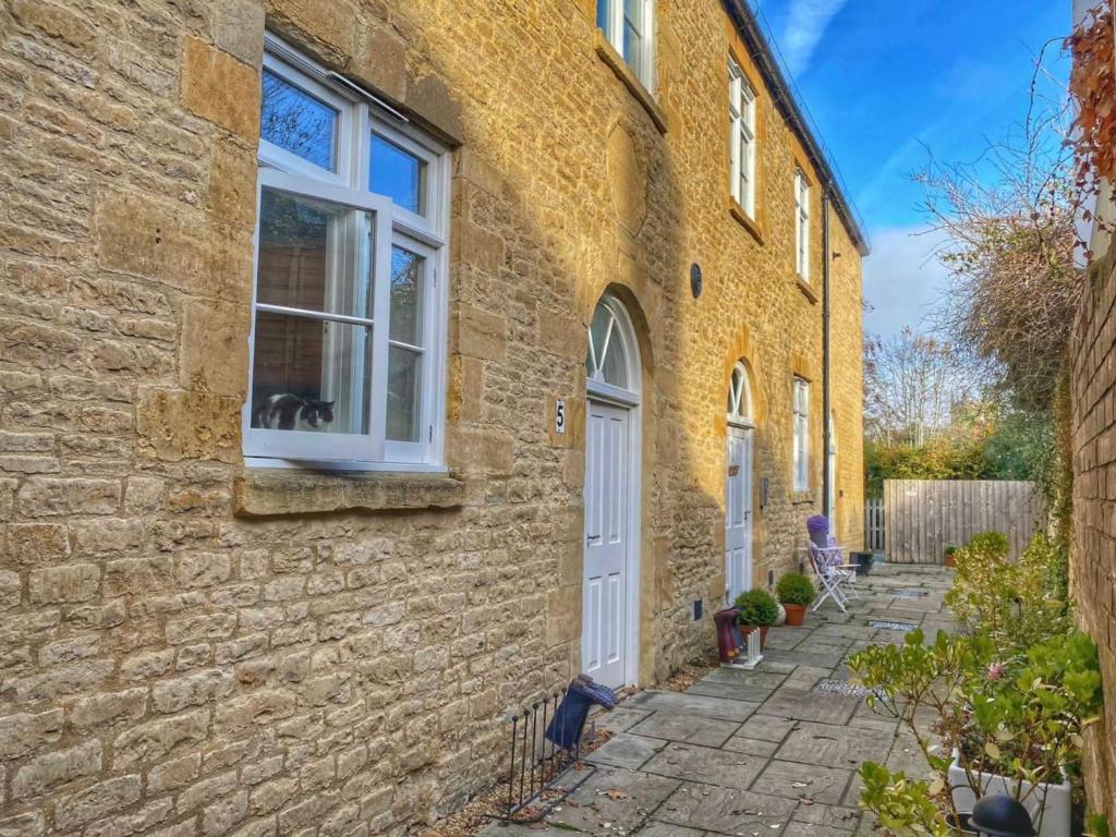 Cotswold Chapel, sleeps up to 5 in kingsize beds, Chipping Norton
